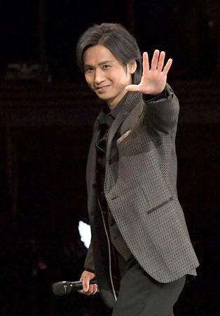 　初日舞台あいさつに登場した堂本光一＝東京・帝国劇場（撮影・三好信也）