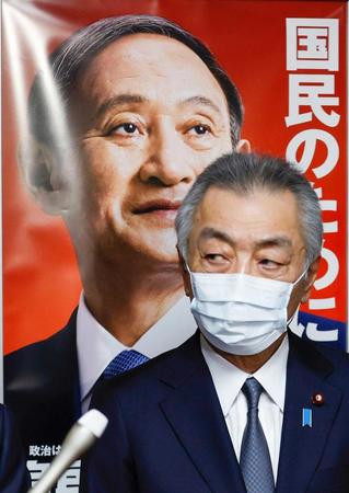 　離党届を提出し、報道陣の取材に応じる自民党の松本純衆院議員＝東京・永田町の党本部