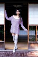 　ゆるりとしたニットから美しいボディーラインをのぞかせる牧野真莉愛