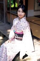 　しっとりと和服を着こなした牧野真莉愛