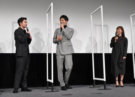 　映画「あの頃。」公開直前イベントにサプライズ登場した藤本美貴（右）に興奮を隠しきれない松坂桃李（中央）と仲野太賀＝東京・スペースＦＳ汐留（撮影・伊藤笙子）