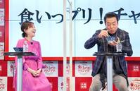 うどんを食べる父・高橋英樹（右）を見守る高橋真麻