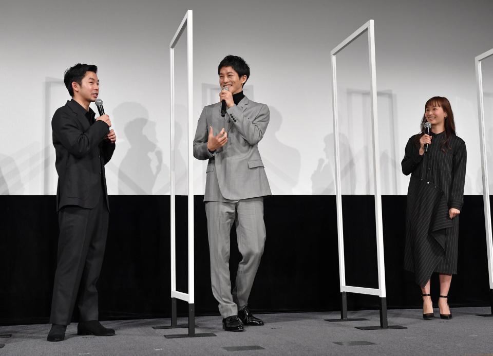　映画「あの頃。」公開直前イベントにサプライズ登場した藤本美貴（右）に興奮を隠しきれない松坂桃李（中央）と仲野太賀＝東京・スペースＦＳ汐留（撮影・伊藤笙子）