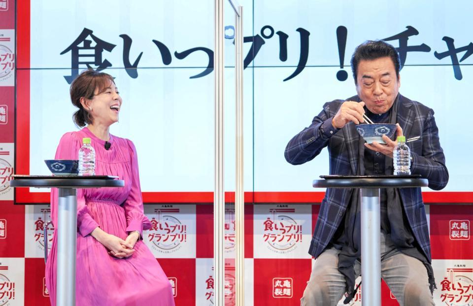 うどんを食べる父・高橋英樹（右）を見守る高橋真麻