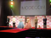 　「ＭＯＤＥＣＯＮグランドフィナーレ授賞式」に出席した（左から）稲田直樹、河井ゆずる、こっこ、沖野珠美、田村淳、鵜池航太＝都内