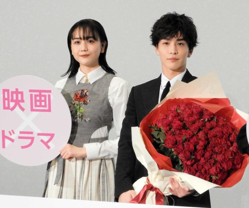 　イベントに登場した岩田剛典（右）と松井愛莉＝都内