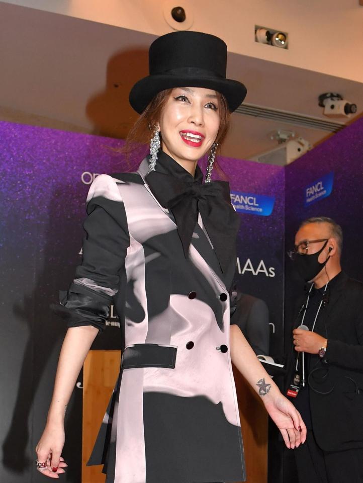 レッドカーペットを歩く中島美嘉＝東京・白金台（撮影・出月俊成）