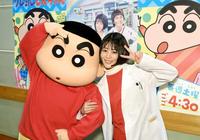 　しんのすけと笑顔でポーズを取る高畑充希