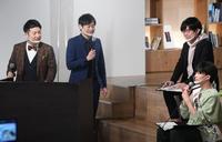 　生放送を行う（左から）和牛の水田信二、川西賢志郎、松丸亮吾＝東京・パソナＪＯＢＨＵＢＳＱＵＡＲＥ
