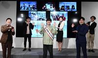 　リモートで出演した子どもたちと記念撮影する（前列左から）和牛・水田信二、松丸亮吾、和牛・川西賢志郎ら＝東京・パソナＪＯＢＨＵＢＳＱＵＡＲＥ