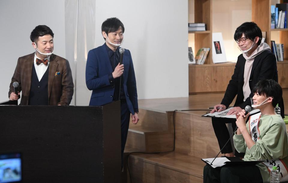 　生放送を行う（左から）和牛の水田信二、川西賢志郎、松丸亮吾＝東京・パソナＪＯＢＨＵＢＳＱＵＡＲＥ