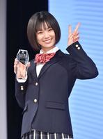 トロフィーを手に笑顔を見せる竹内詩乃＝東京・千駄ヶ谷のベルエポック美容専門学校（撮影・西岡正）