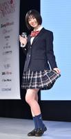 トロフィーを手にポーズを決める竹内詩乃＝東京・千駄ヶ谷のベルエポック美容専門学校（撮影・西岡正）