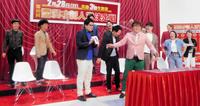 　「第１０回ｙｔｖ漫才新人賞決定戦」の出番順で１番を引いたマユリカの阪本（中央左）とぼう然とする相方・中谷（中央右）。ほかの出場者は大喜び＝大阪・読売テレビ