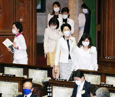 　抗議の白服姿で衆院本会議場に入る野党の女性議員たち