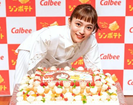 　バースデーケーキ贈られ笑顔の川口春奈