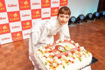 　１０日に２６歳の誕生日を迎える川口春奈はバースデーケーキににっこり