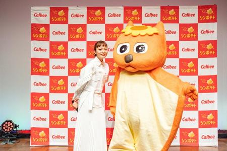 　商品の新キャラクター「くしゃのすけ」と並び笑顔を見せる川口春奈