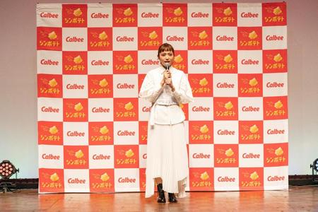 　春らしいオールホワイトのコーディネートでオンラインイベントに登場した川口春奈