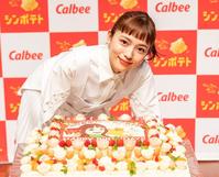 　バースデーケーキ贈られ笑顔の川口春奈