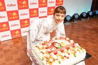 　１０日に２６歳の誕生日を迎える川口春奈はバースデーケーキににっこり