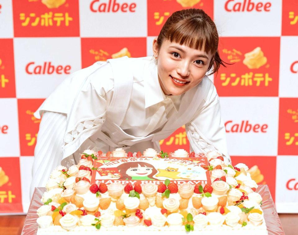 　バースデーケーキ贈られ笑顔の川口春奈
