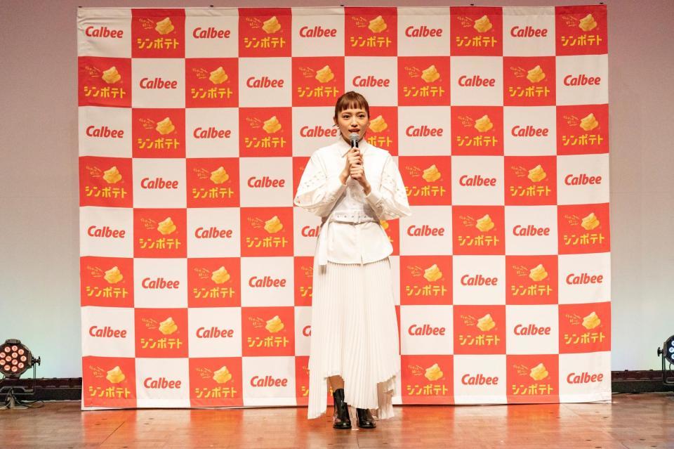 　春らしいオールホワイトのコーディネートでオンラインイベントに登場した川口春奈