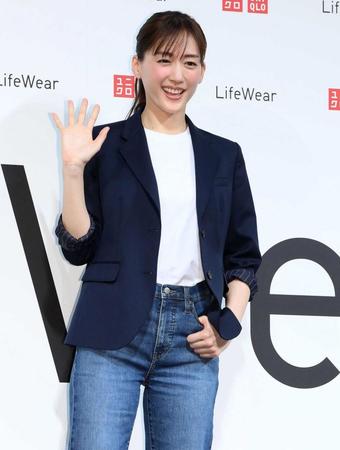 　フォトセッションで手を振る綾瀬はるか＝東京ミッドタウンホール（撮影・堀内翔）