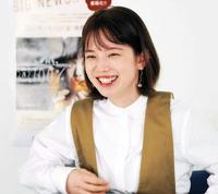 　笑顔で質問に答える弘中アナ