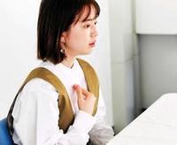 　胸に手を当て思いを語る弘中アナ