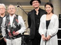 イベント終了後に撮影に応じる坂本美雨（前列右）と山下洋輔（同左）＝ＴＯＫＹＯ　ＦＭホール