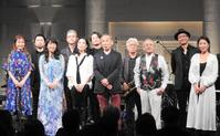 　写真撮影に応じる村上春樹氏（前列左から４人目）ら出演者たち＝ＴＯＫＹＯ　ＦＭホール