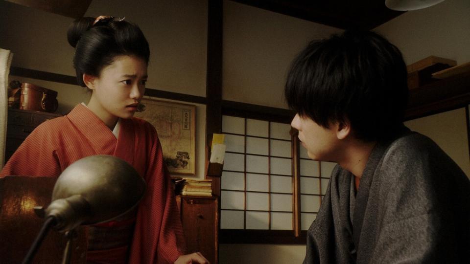 　「岡安」の一平（成田凌・右）の部屋で、あることを言う千代（杉咲花）