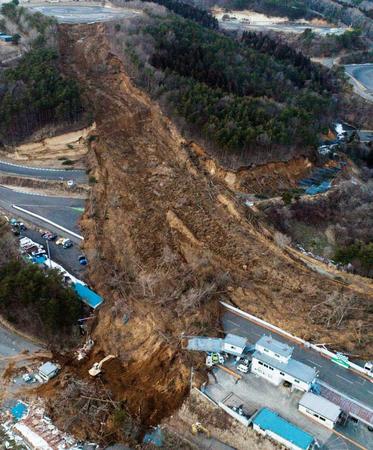 　コース脇の崖が崩れ、土砂が流れ込んだ福島県二本松市のサーキット場（小型無人機から）