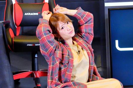 ビキニショットのポーズを再現する矢口真（写真提供・ＭＢＳ）