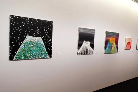 「木梨憲武展」に展示される、富士山をモチーフにした絵