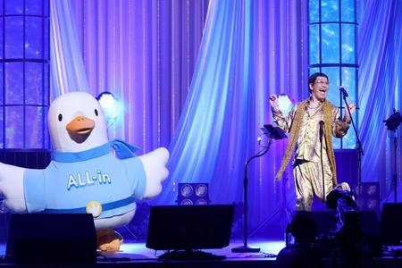 ライブパフォーマンスするピコ太郎