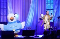 ライブパフォーマンスするピコ太郎