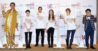 　小児がん治療支援チャリティーライブを行った（左から）ピコ太郎、ＴＲＦのＥＴＳＵとＳＡＭとＣＨＩＨＡＲＵ、ｈｉｔｏｍｉ、天野ひろゆき＝都内