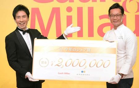 　プレゼンターを務めた郷ひろみ（左）＝都内のホテル（撮影・三好信也）