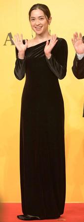 　黒のドレスで登場した中村アン