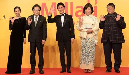 　授賞式に登場した（左から）中村アン、秋元康氏、郷ひろみ、林真理子氏、彦磨呂＝パレスホテル東京（撮影・三好信也）