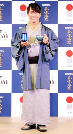 信楽焼のマグカップを手に笑顔を見せる西川貴教