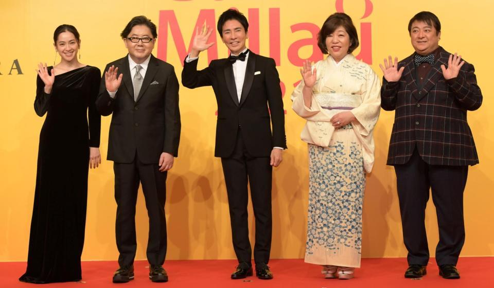 　授賞式に登場した（左から）中村アン、秋元康氏、郷ひろみ、林真理子氏、彦磨呂＝パレスホテル東京（撮影・三好信也）