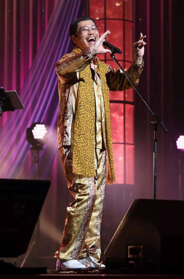 　パフォーマンスするピコ太郎