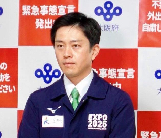 囲み会見に出席した吉村洋文大阪府知事＝１６日、府庁