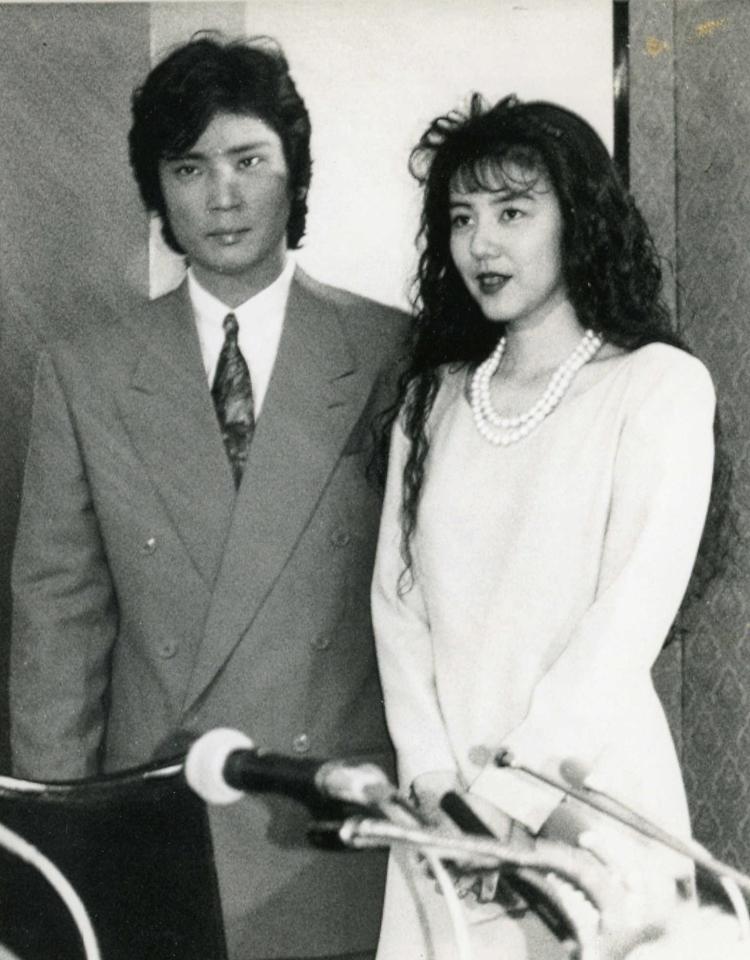 婚約発表する京本政樹（左）と元「ＣＡＮＣＡＮ」の山本博美さん＝１９９２年５月２８日、東京・紀尾井町の赤坂プリンスホテル　