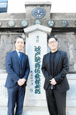　「江戸歌舞伎発祥之地」記念碑を訪れた中村七之助（左）と中村勘九郎＝東京・京橋
