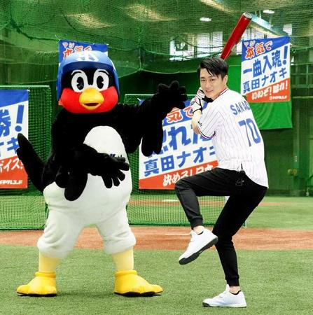 　イベントで打撃対決した真田ナオキとつば九郎＝都内　