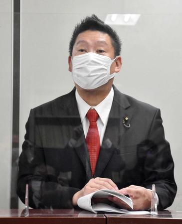 　ＮＨＫの受信料支払いを巡る訴訟の判決後、記者会見する立花孝志氏＝東京・霞が関の司法記者クラブ